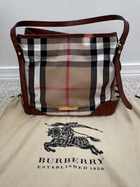 Burberry Handbags - Burberry Canturbury Tote